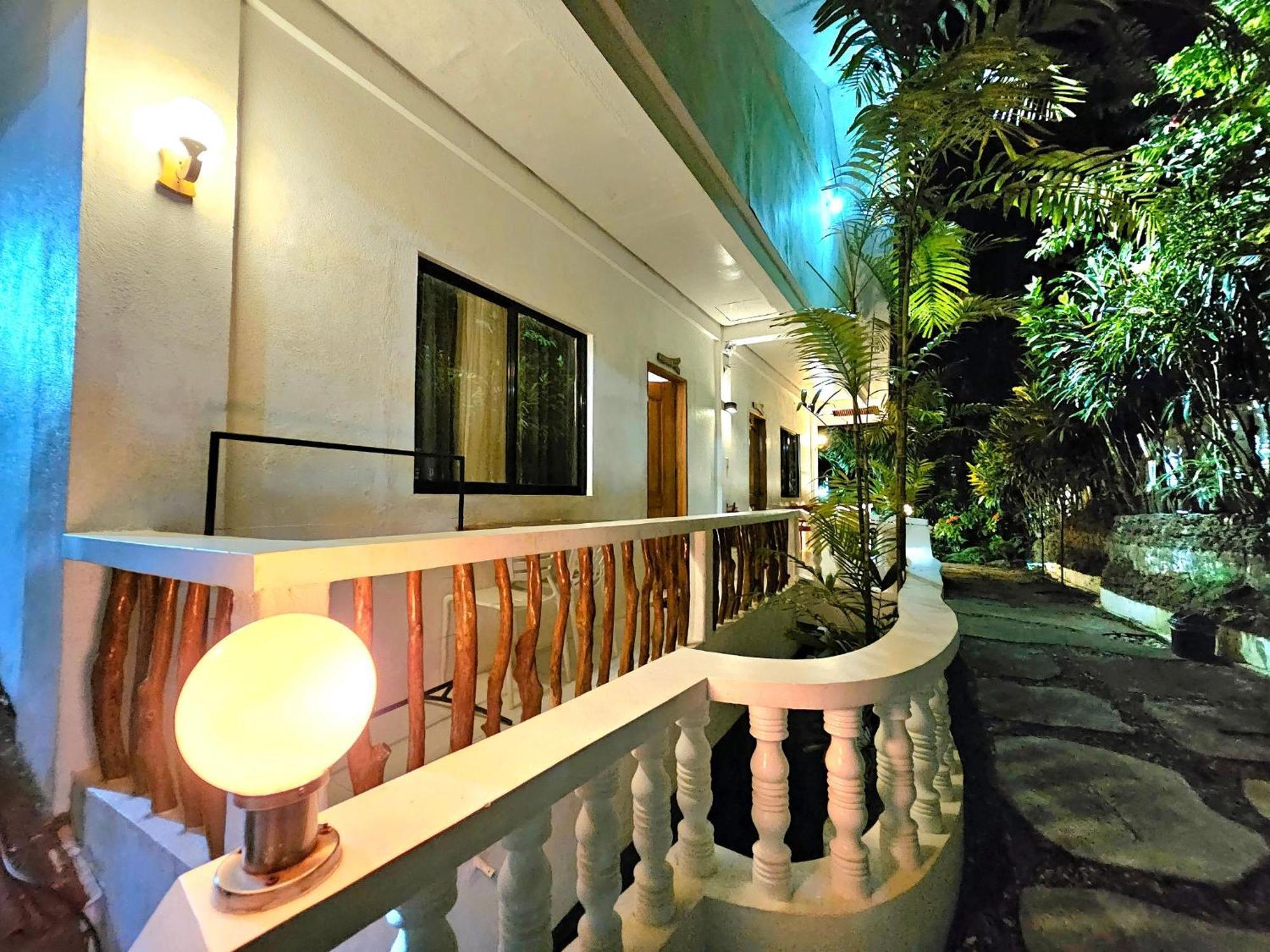 Cocoloco Beach Resort Manoc-Manoc Esterno foto