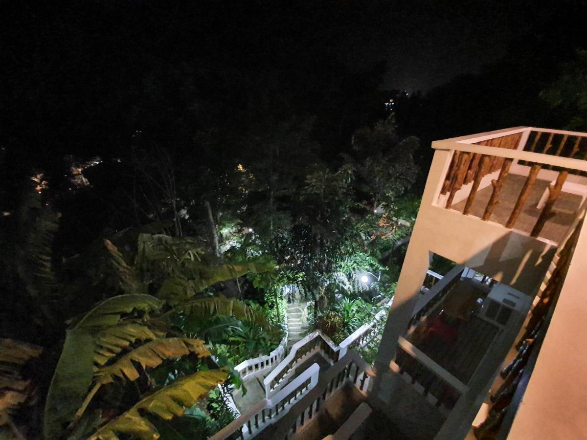 Cocoloco Beach Resort Manoc-Manoc Esterno foto